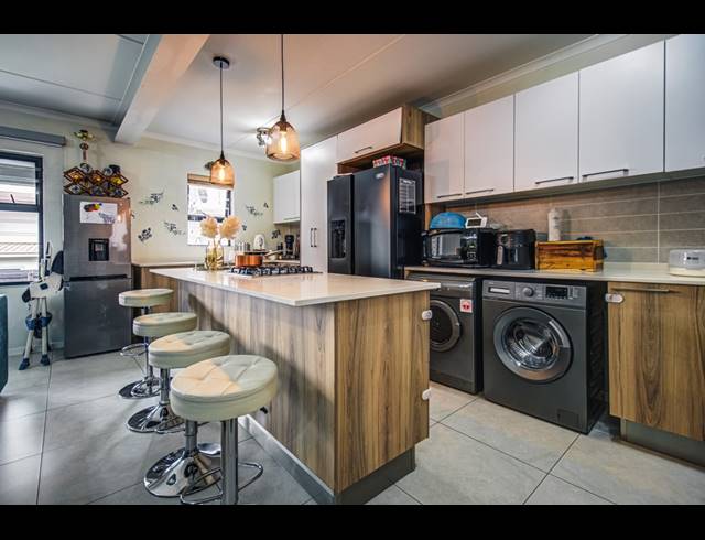 3 BEDROOM APARTMENT FOR SALE IN MODDERFONTEIN